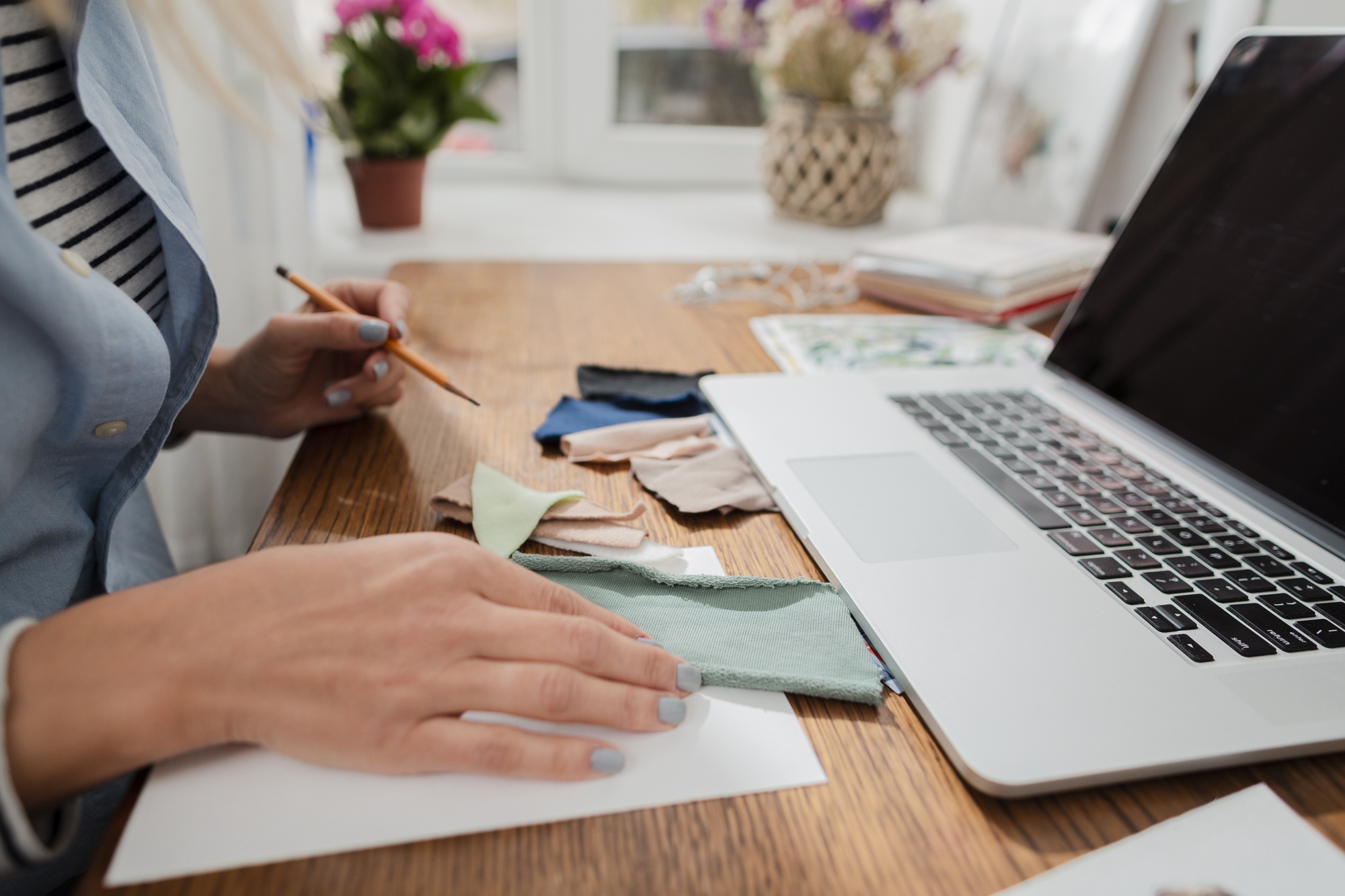 Workspace con campioni di ricamo e computer